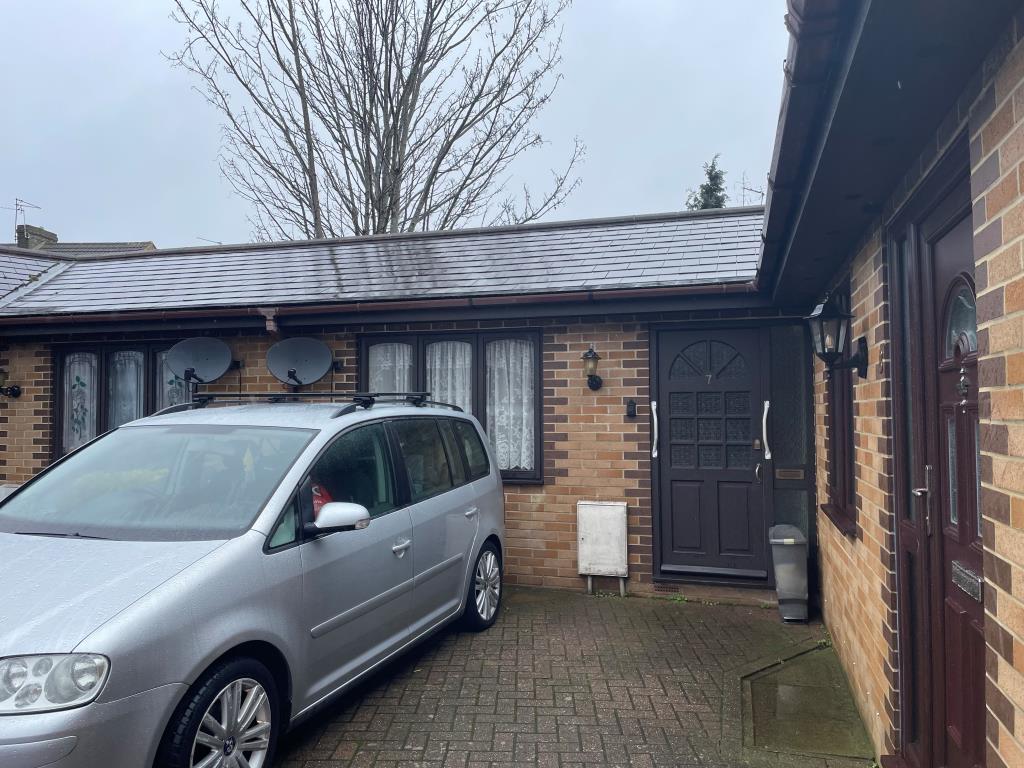 Lot: 8 - MID-TERRACE BUNGALOW -